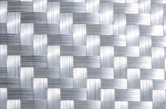 La ce folosește covorașul cu miez din fibră de sticlă în panourile sandwich?